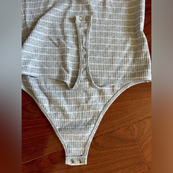NWOT Express Women's Gray and White Striped Bodysuit Size M - Picture 10 of 10
